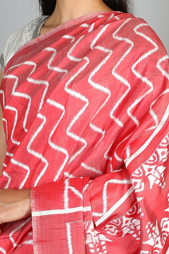 Red Single Weft Ikat Mulberry Silk Saree Set by Abir Pal at Pernia's Pop Up Shop
