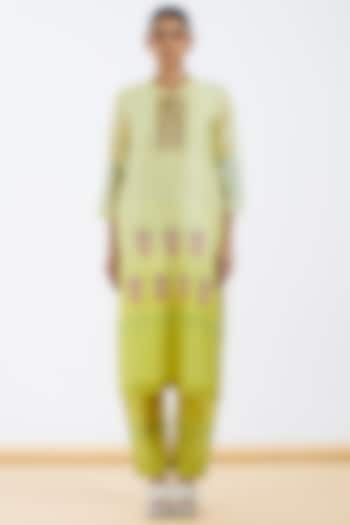 Yellow Shaded Silk Chanderi Hand Embroidered Kurta Set by Abhjeet Khanna at Pernia's Pop Up Shop