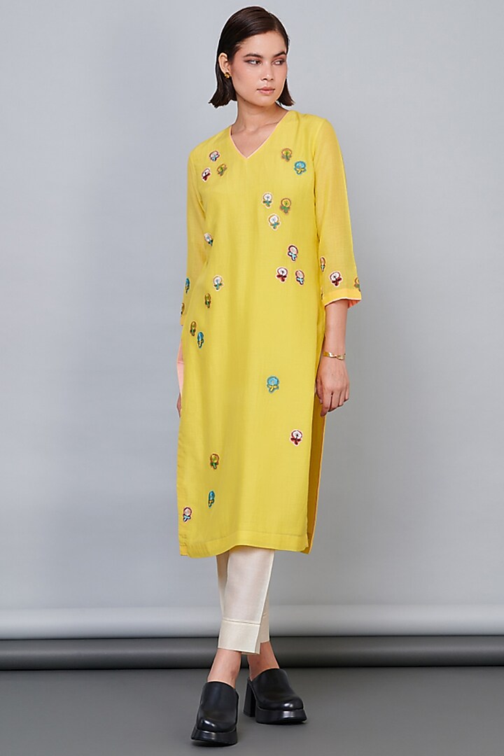Yellow Silk Chanderi Floral Thread Work Kurta Set by Abhjeet Khanna at Pernia's Pop Up Shop