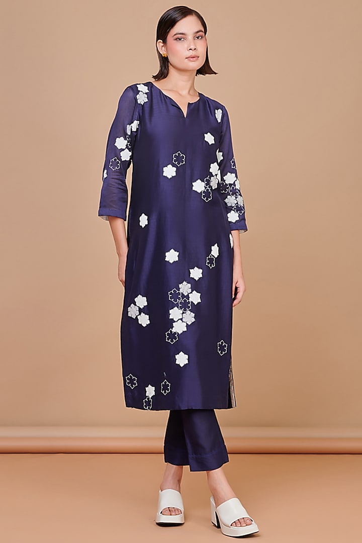 Indigo Blue Chanderi Floral Hand Embroidered Kurta Set by Abhjeet Khanna at Pernia's Pop Up Shop