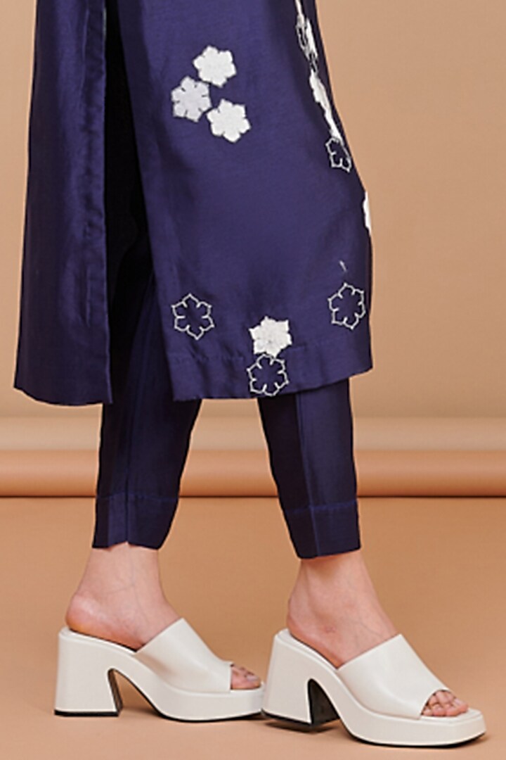 Indigo Blue Chanderi Floral Hand Embroidered Kurta Set by Abhjeet Khanna at Pernia's Pop Up Shop