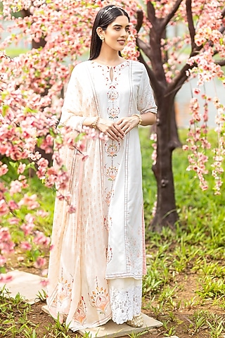 Ivory Linen Satin & Cotton Satin Acrylic Hand Embroidered Kurta Set by Aaryaa By Kashveen Kohli