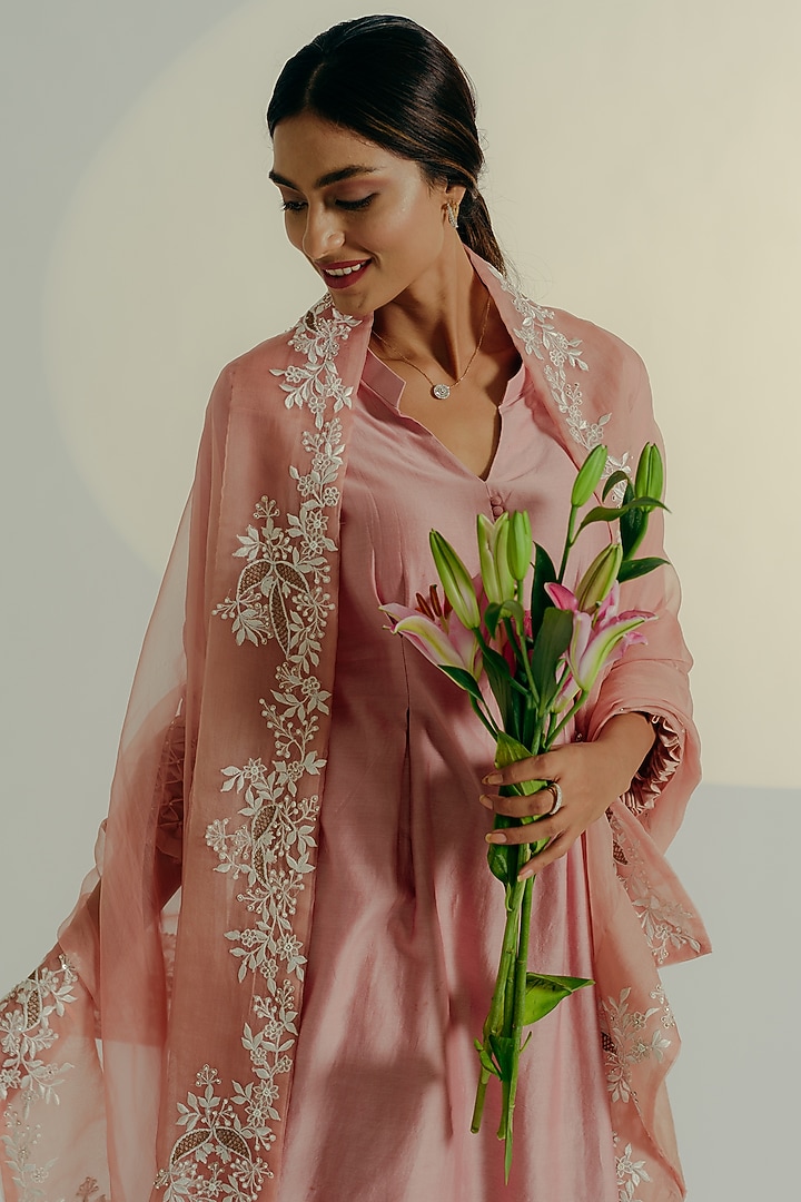 Onion Pink Chanderi Silk Embroidered Kurta Set by Aaryaa By Kashveen Kohli at Pernia's Pop Up Shop