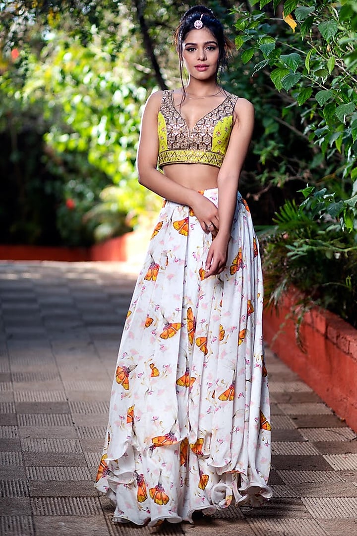 Off White Digital Printed Skirt Set by Aaryaa By Kashveen Kohli