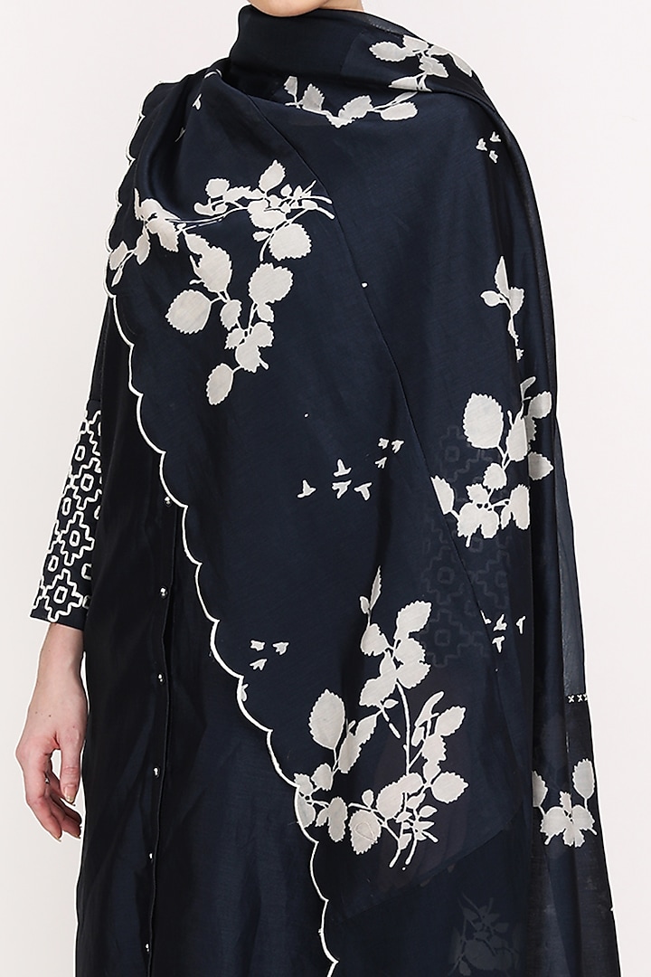 Indigo Embroidered Kurta Set by Arcvsh by Pallavi Singh at Pernia's Pop Up Shop