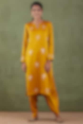 Mustard Mashru & Velvet Straight Kurta Set by Abbaran at Pernia's Pop Up Shop