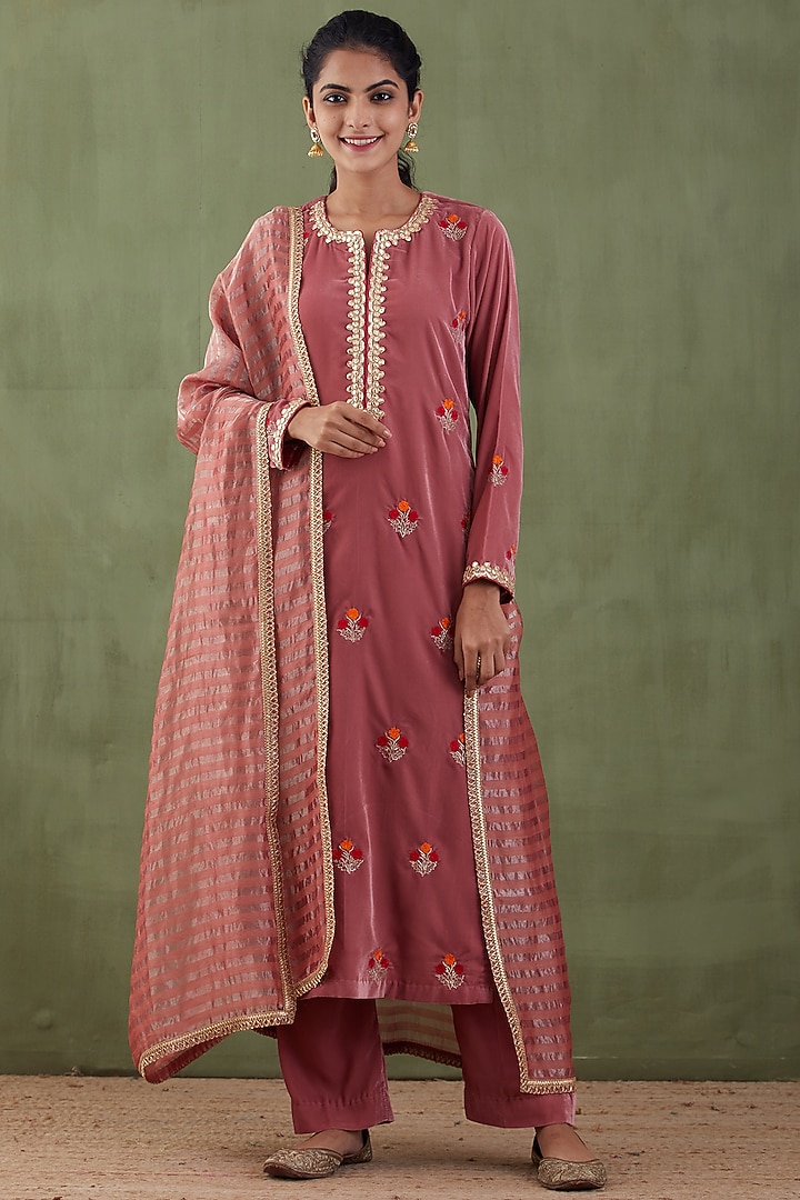 Old Rose Pink Embroidered Kurta Set by Abbaran at Pernia's Pop Up Shop