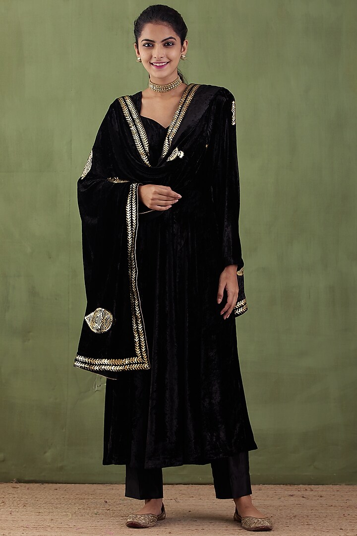 Black Printed Shawl by Abbaran at Pernia's Pop Up Shop