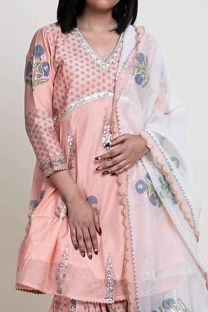 Peach Chanderi Straight Kurta Set by Abbaran at Pernia's Pop Up Shop