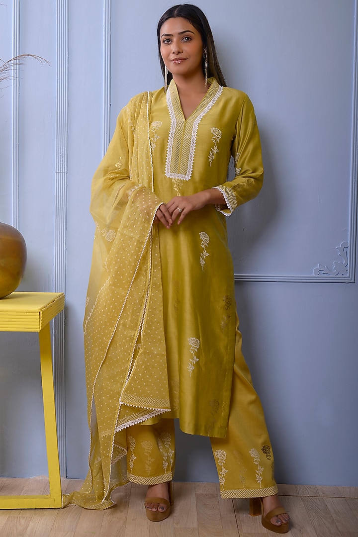 Olive Green Kurta Set With Print Design by Abbaran at Pernia's Pop Up