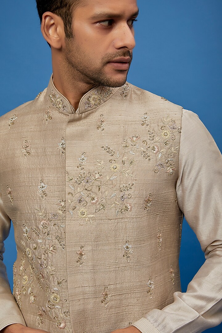 Gold Raw Boota Embroidered Bundi Jacket Set by AUGUST by Swati Akash Jhunjhunwala at Pernia's Pop Up Shop