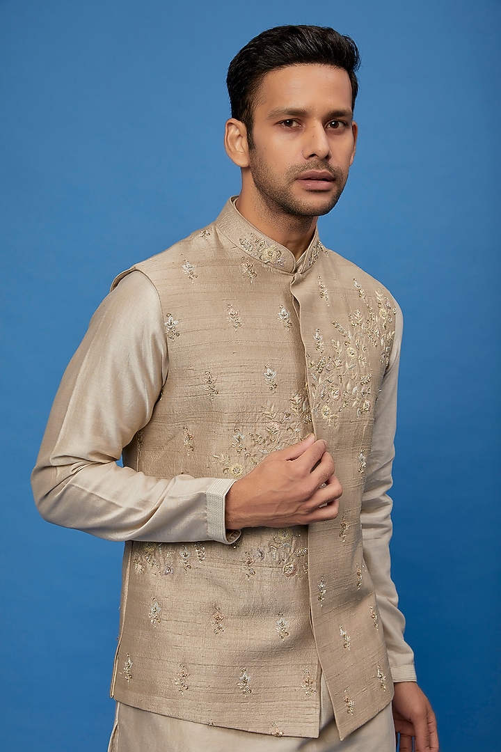 Gold Raw Boota Embroidered Bundi Jacket Set by AUGUST by Swati Akash Jhunjhunwala at Pernia's Pop Up Shop