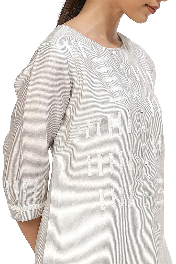 Ivory & Grey Embroidered Slim Kurta by Abraham & Thakore at Pernia's Pop Up Shop