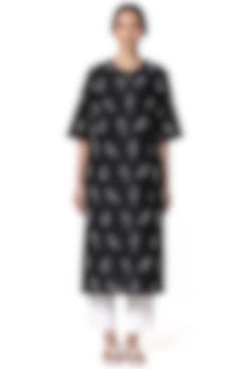 Black & White Hand Embroidered Kurta by Abraham & Thakore at Pernia's Pop Up Shop