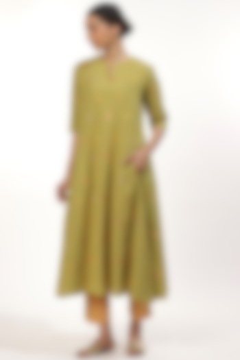 Amla & Lime Embroidered Kalidar Kurta by Abraham & Thakore at Pernia's Pop Up Shop