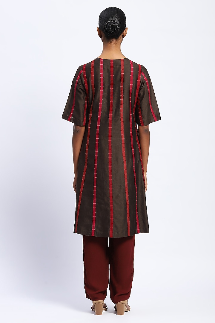 Brown Chanderi Applique Embroidered Kurta by Abraham & Thakore at Pernia's Pop Up Shop