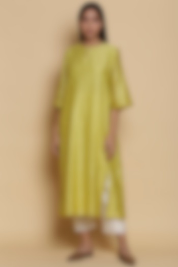 Lemon Green Mirror Embroidered Kurta by Abraham & Thakore at Pernia's Pop Up Shop