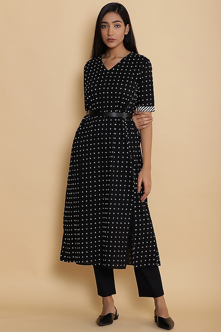 Black Star Embroidered Kurta by Abraham & Thakore at Pernia's Pop Up Shop