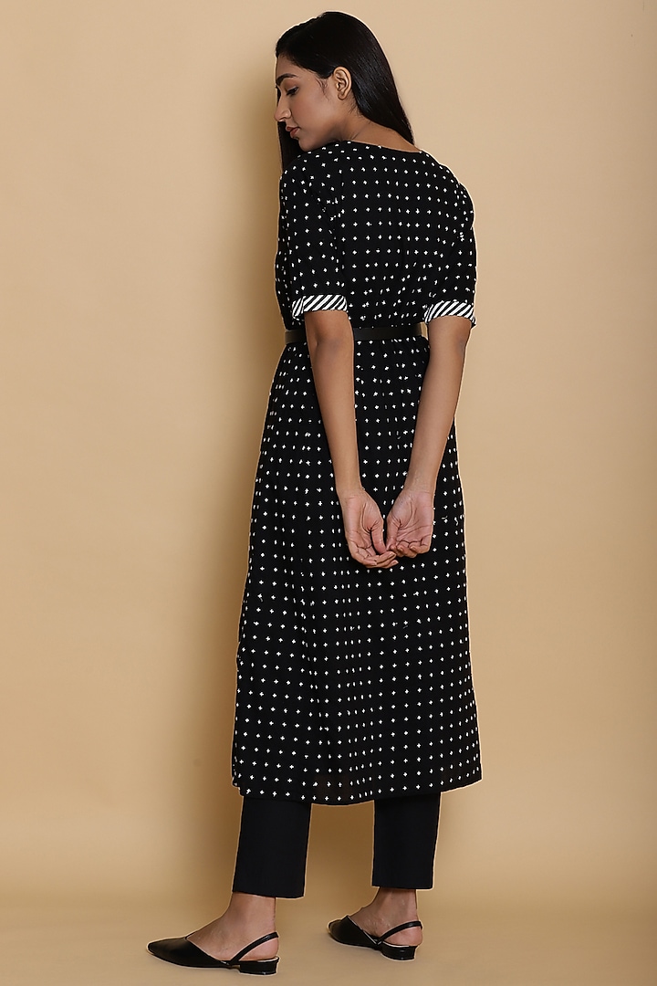 Black Star Embroidered Kurta by Abraham & Thakore at Pernia's Pop Up Shop