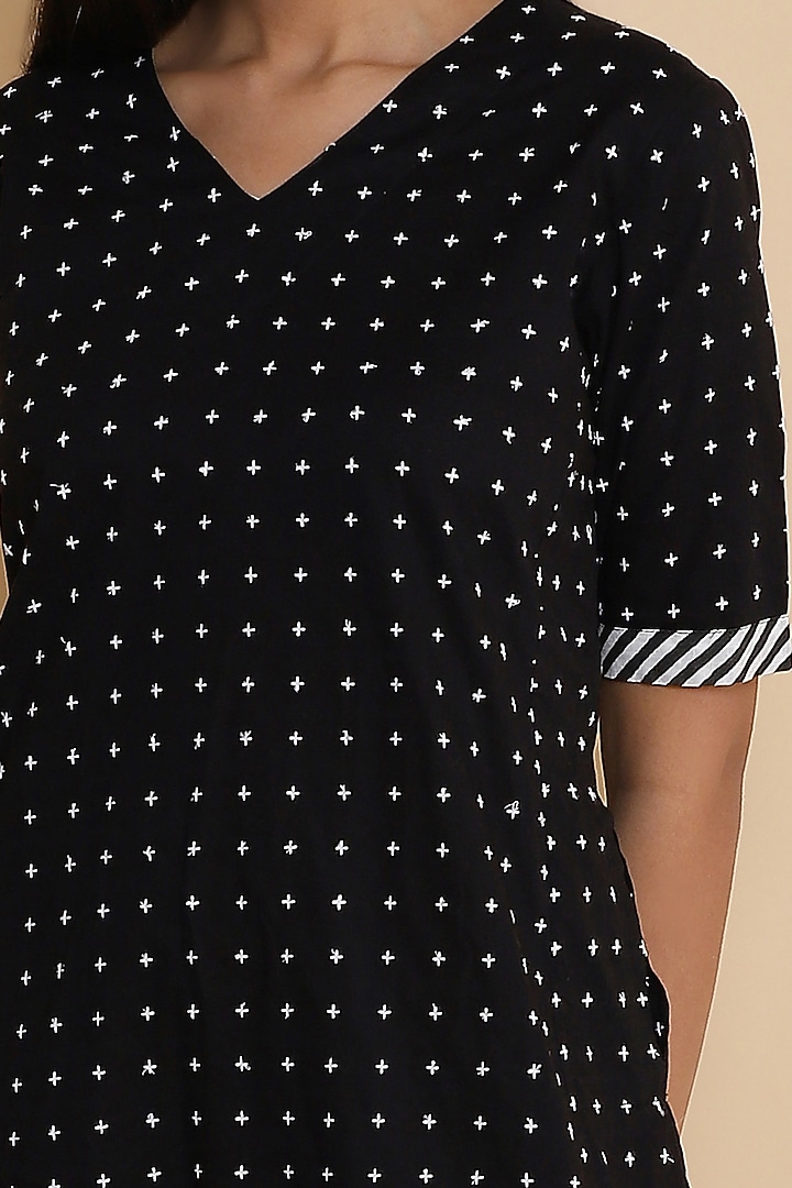 Black Star Embroidered Kurta by Abraham & Thakore at Pernia's Pop Up Shop