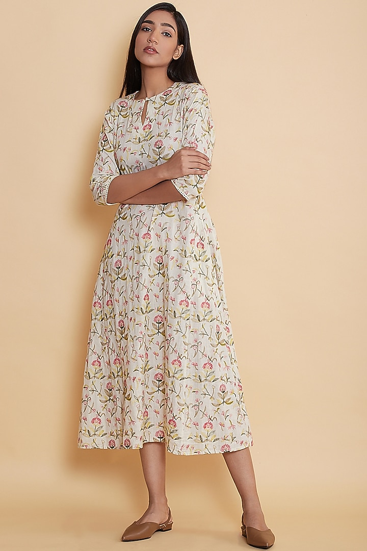 Ivory Floral Embroidered Kurta by Abraham & Thakore at Pernia's Pop Up Shop