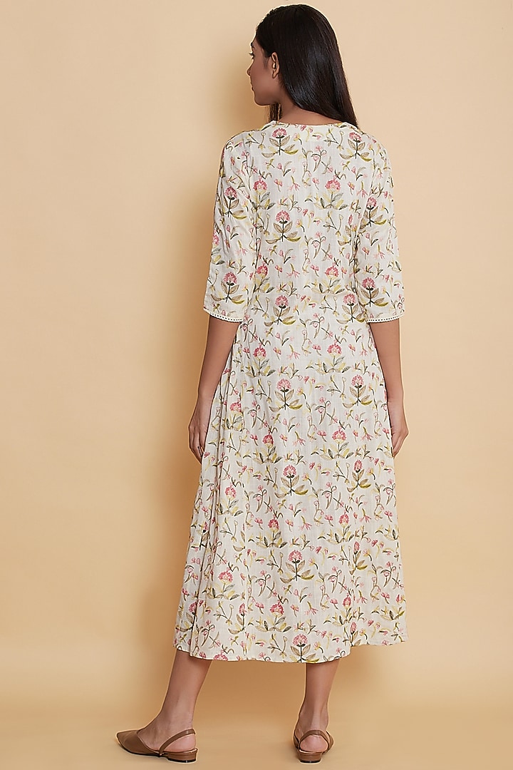 Ivory Floral Embroidered Kurta by Abraham & Thakore at Pernia's Pop Up Shop