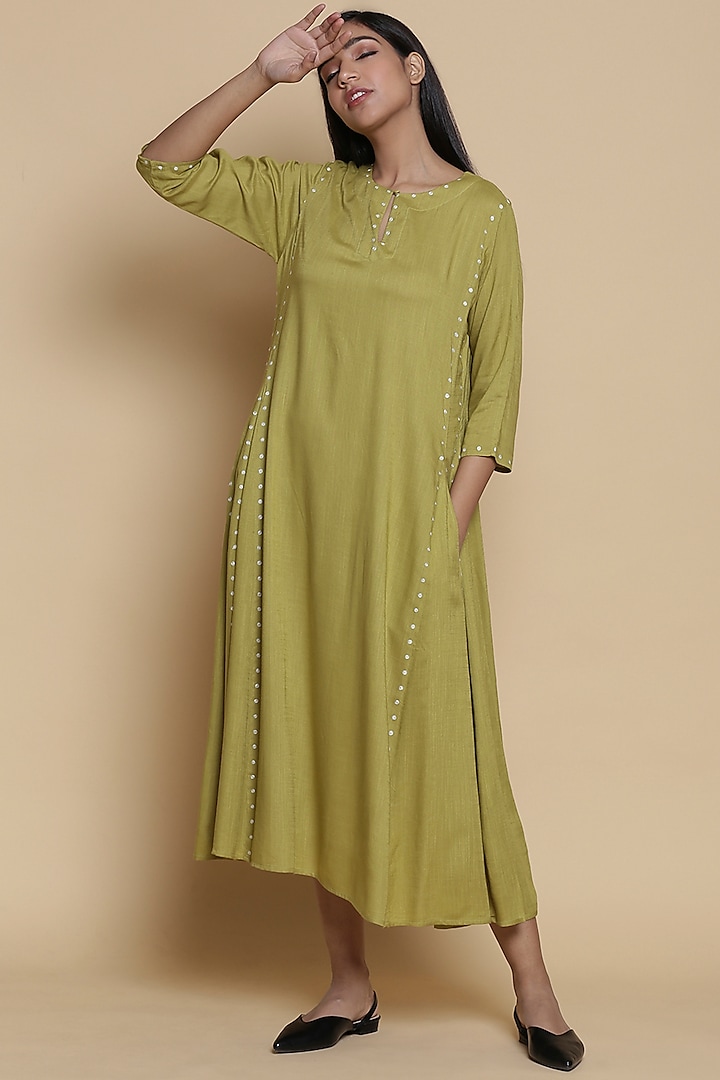 Green Kurta With Embroidery by Abraham & Thakore