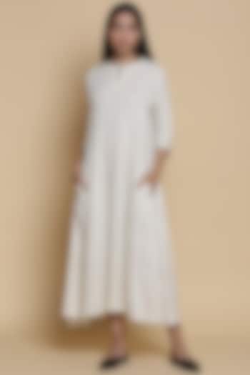 Ivory Kurta With Embroidered Dots by Abraham & Thakore