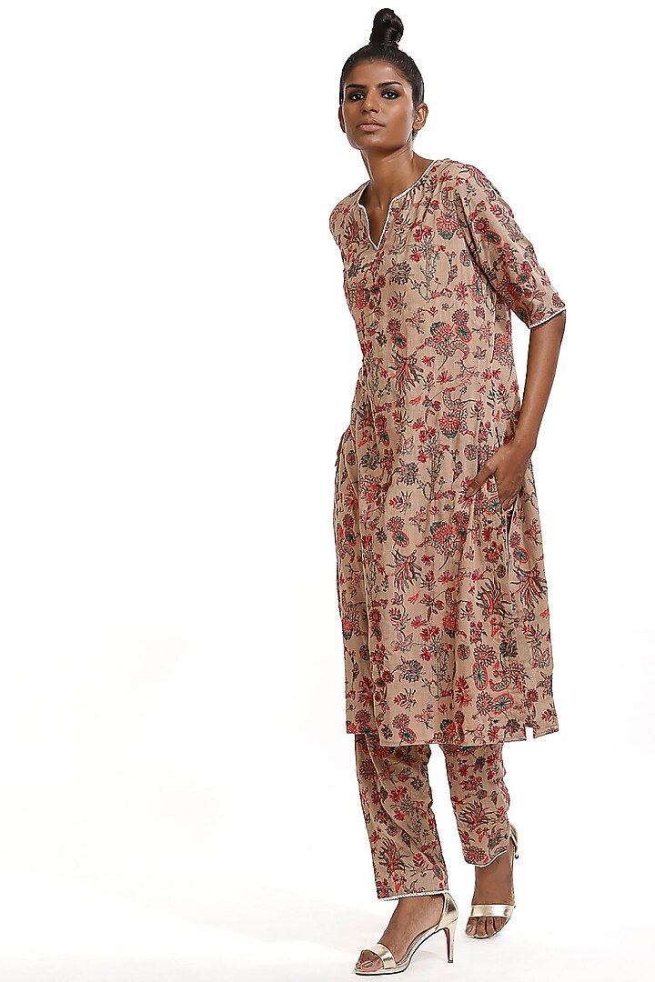 Beige Kalamkari Embroidered Kurta by Abraham & Thakore at Pernia's Pop Up Shop