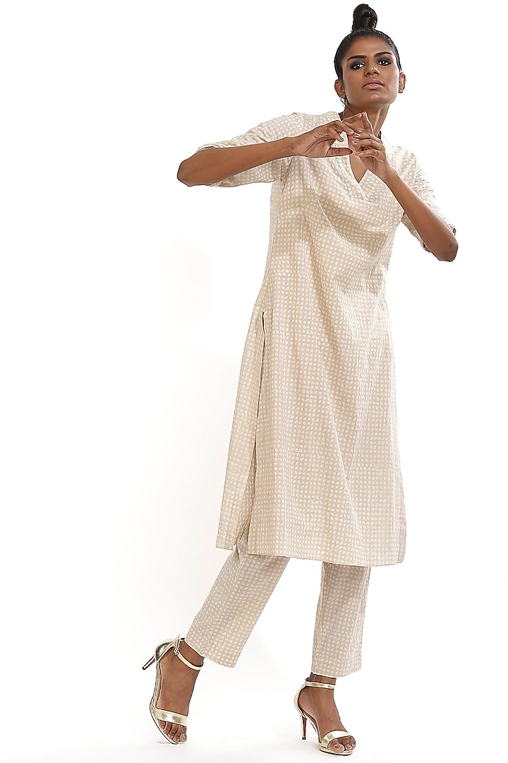 Beige Bandhani Printed Kurta by Abraham & Thakore at Pernia's Pop Up Shop