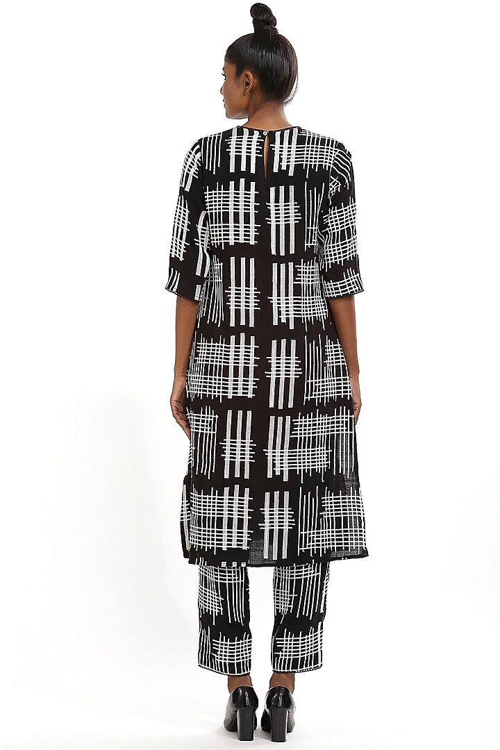 Black Check Embroidered Kurta by Abraham & Thakore at Pernia's Pop Up Shop