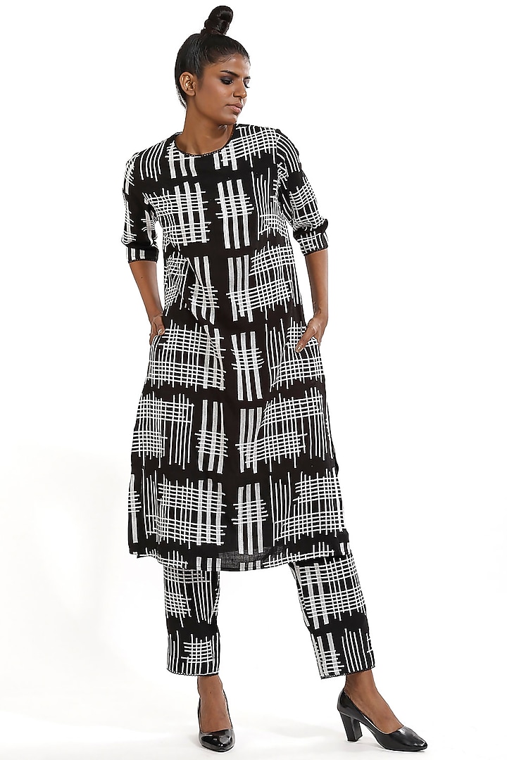 Black Check Embroidered Kurta by Abraham & Thakore at Pernia's Pop Up Shop