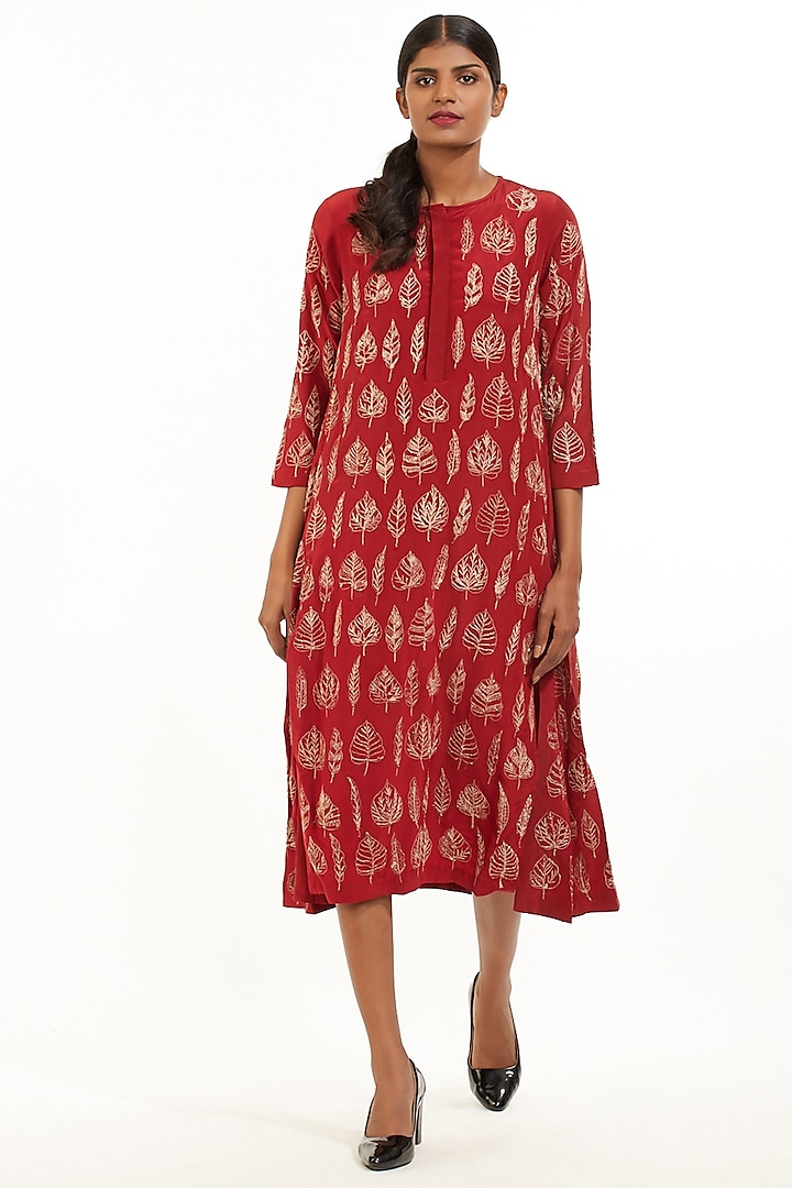 Red Hand Embroidered Kurta by Abraham & Thakore at Pernia's Pop Up Shop
