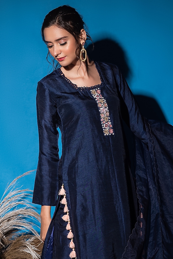 Navy Blue Embroidered Kurta Set by Label Deepshika Agarwal at Pernia's Pop Up Shop