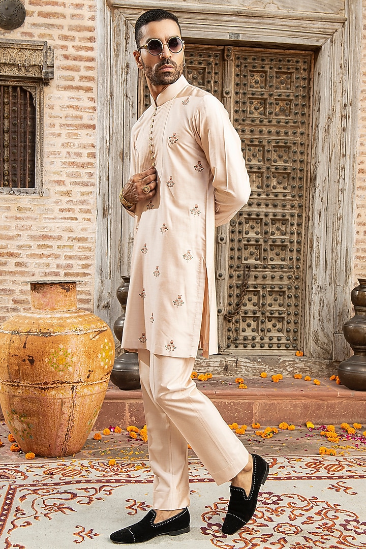 Peach Katan Silk Thread & Floral Embroidered Kurta Set by Abkasa at Pernia's Pop Up Shop