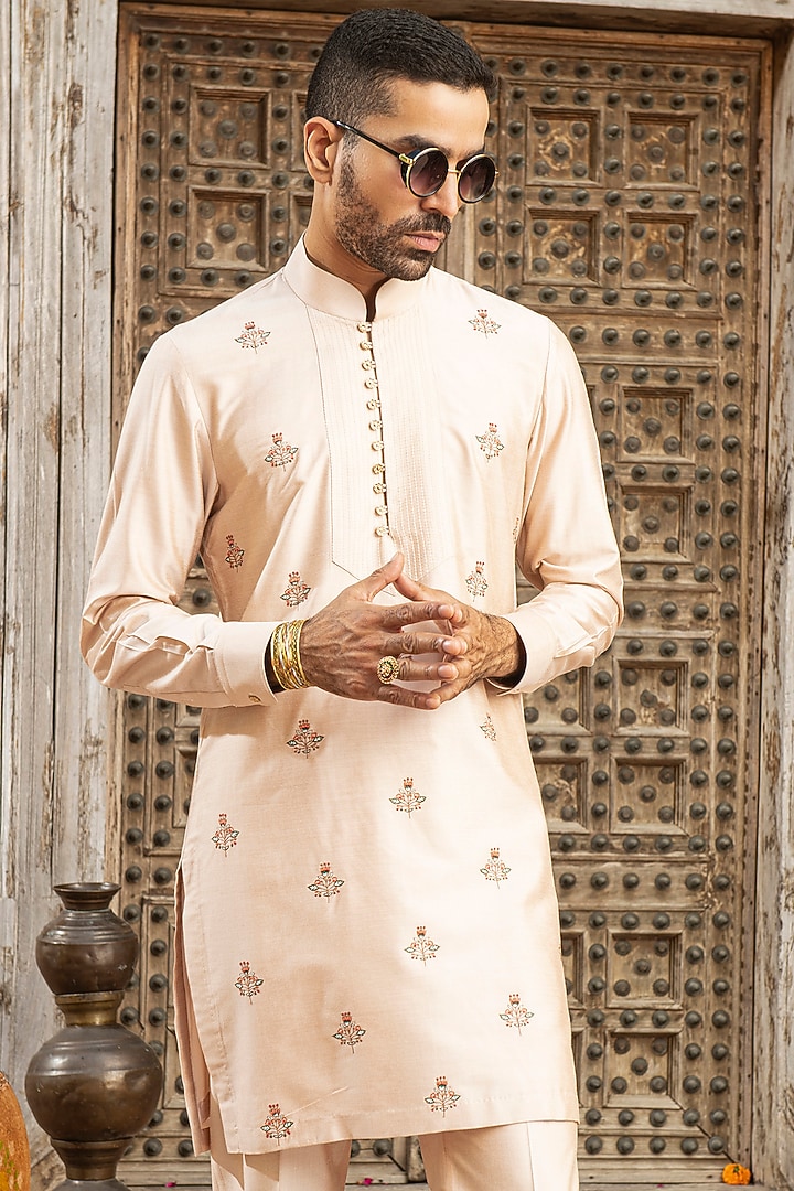 Peach Katan Silk Thread & Floral Embroidered Kurta Set by Abkasa at Pernia's Pop Up Shop