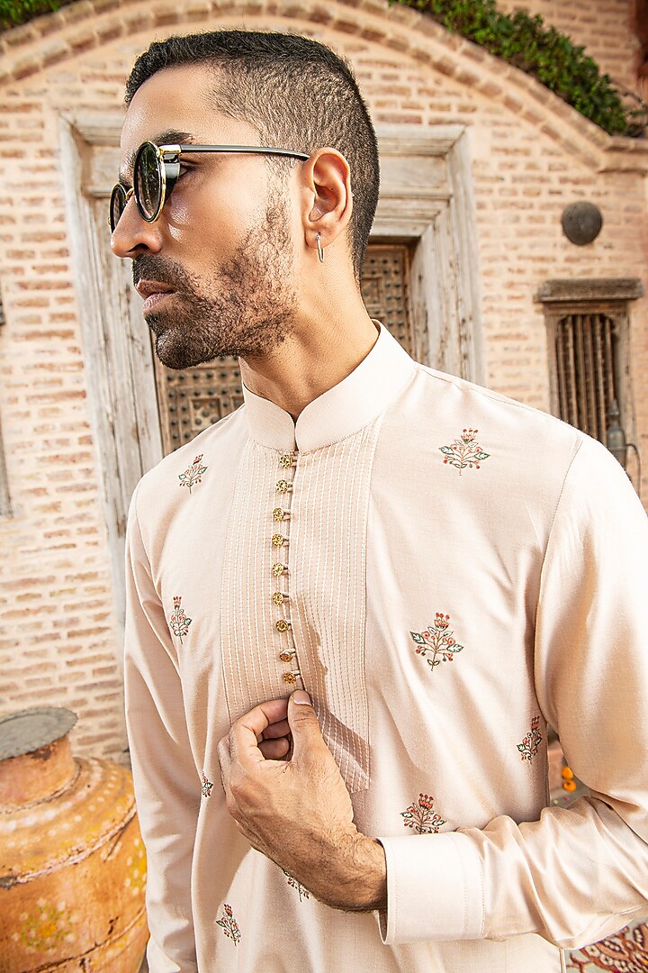 Peach Katan Silk Thread & Floral Embroidered Kurta Set by Abkasa at Pernia's Pop Up Shop