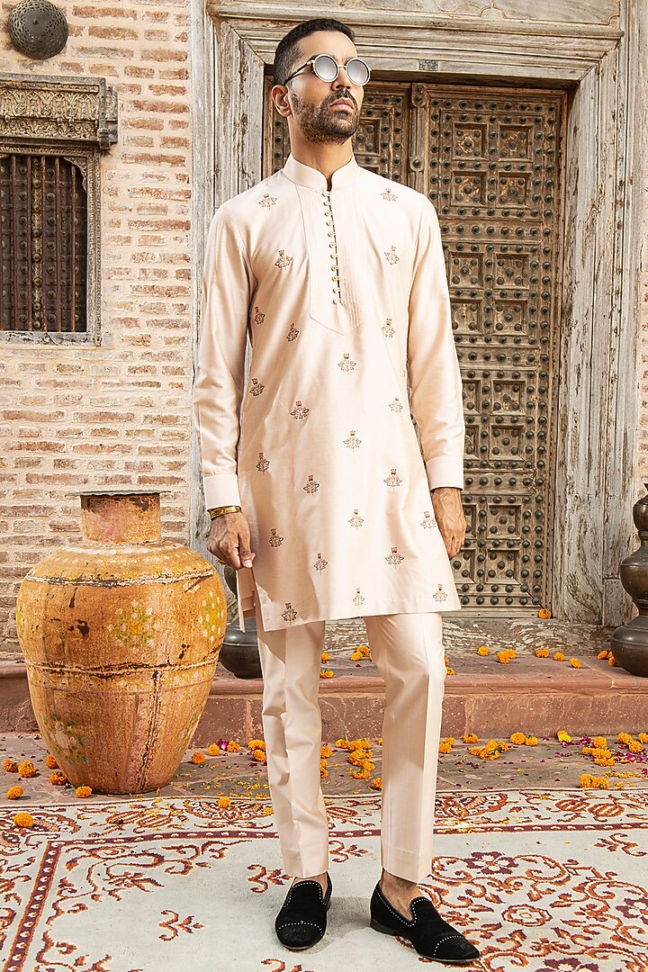 Peach Katan Silk Thread & Floral Embroidered Kurta Set by Abkasa at Pernia's Pop Up Shop