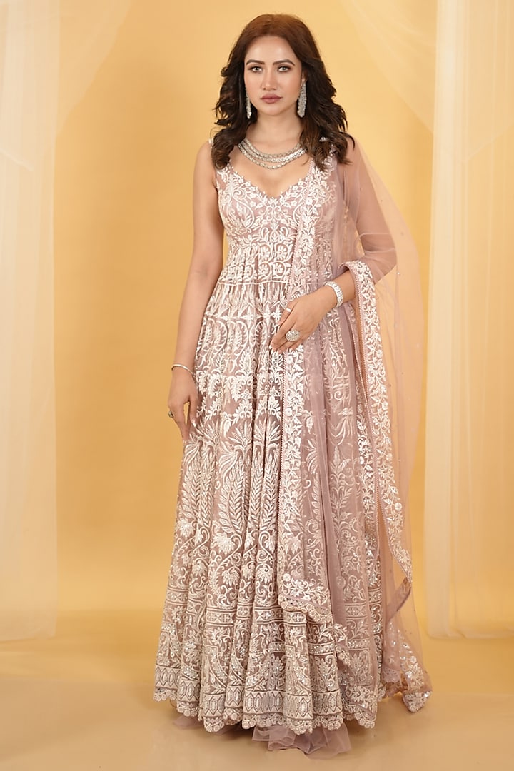 Salmon Pink Organza Floral Thread Embellished Anarkali Set by Archana Kochhar at Pernia's Pop Up Shop