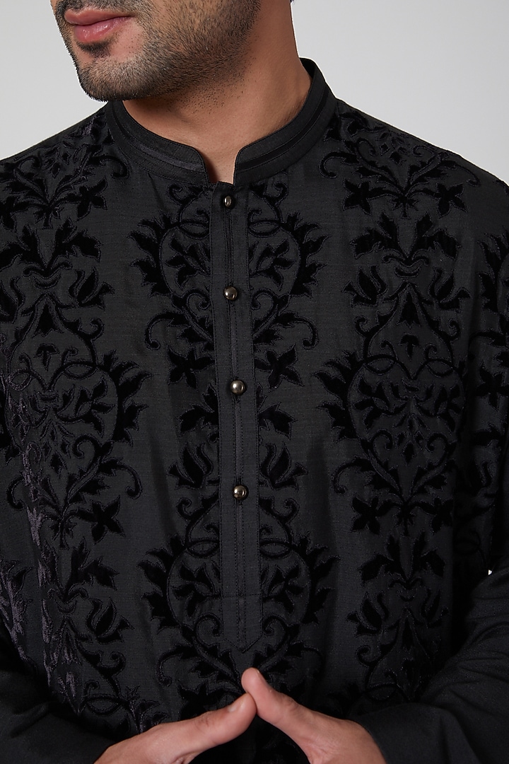 Black Embroidered Kurta Set by Aditya Dugar at Pernia's Pop Up Shop
