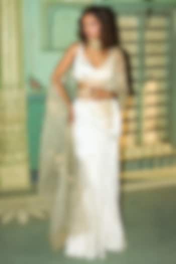 Pearl White Crushed Silk Pre-Stitched Fish-Cut Wedding Saree Set by Aditi Gupta at Pernia's Pop Up Shop