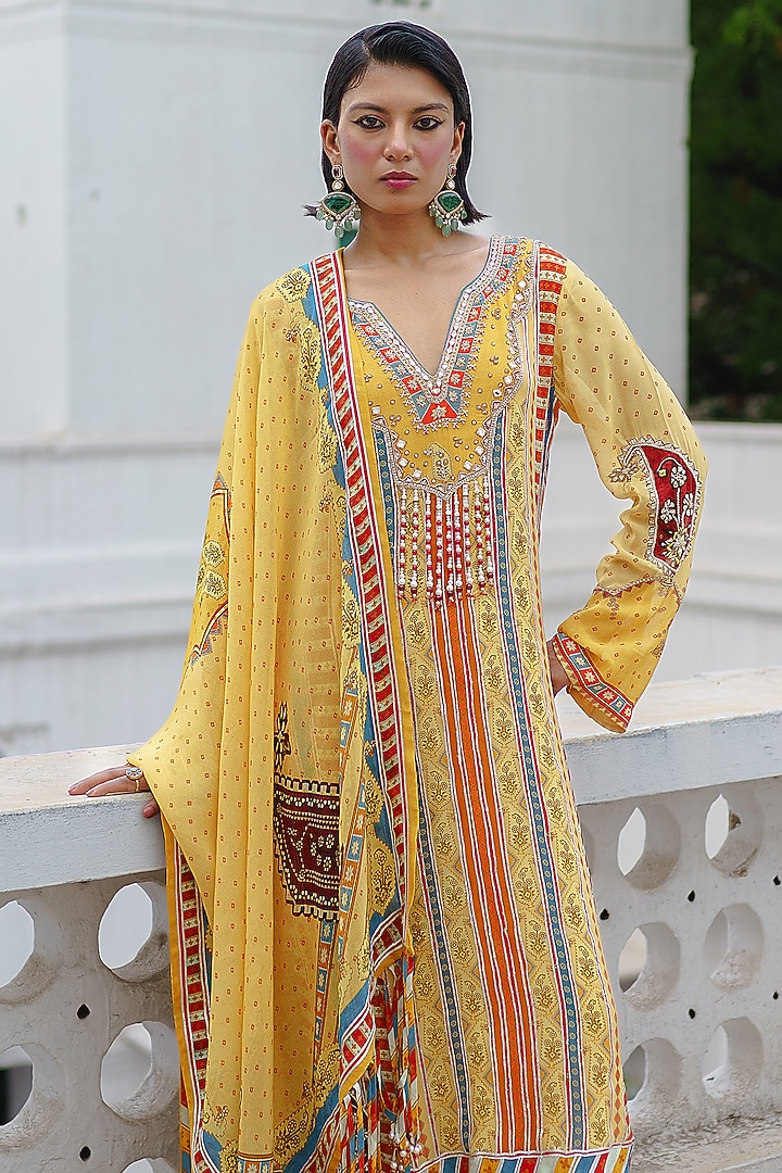 Yellow Georgette Bandhani Printed Straight Kurta Set by Aditi Gupta at Pernia's Pop Up Shop