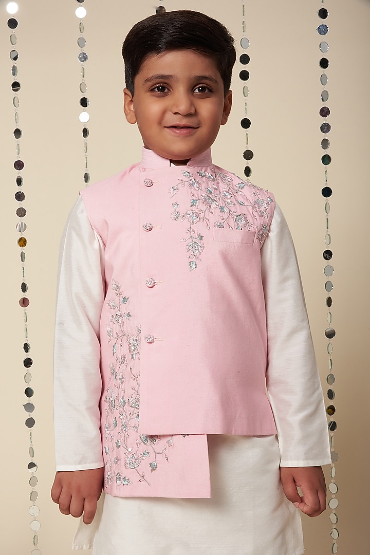 Light Pink Embroidered Bundi Jacket With Kurta Set For Boys by Adah Kidswear at Pernia's Pop Up Shop
