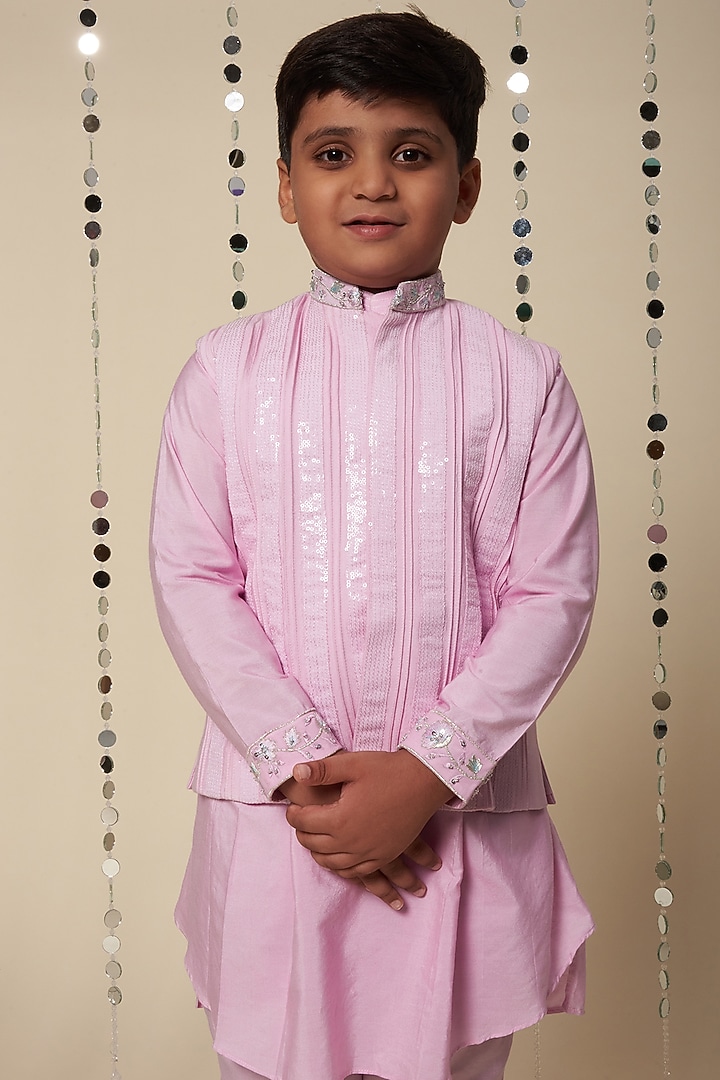 Lilac Embroidered Bundi Jacket With Kurta Set For Boys by Adah Kidswear at Pernia's Pop Up Shop