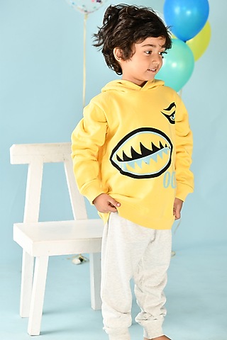 White Fleece Printed Pant Set For Boys by Anthrilo