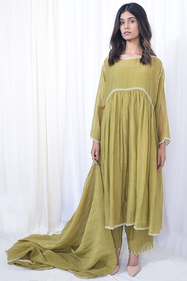 Moss Embroidered Kurta Set by Aditya Sikand at Pernia's Pop Up Shop