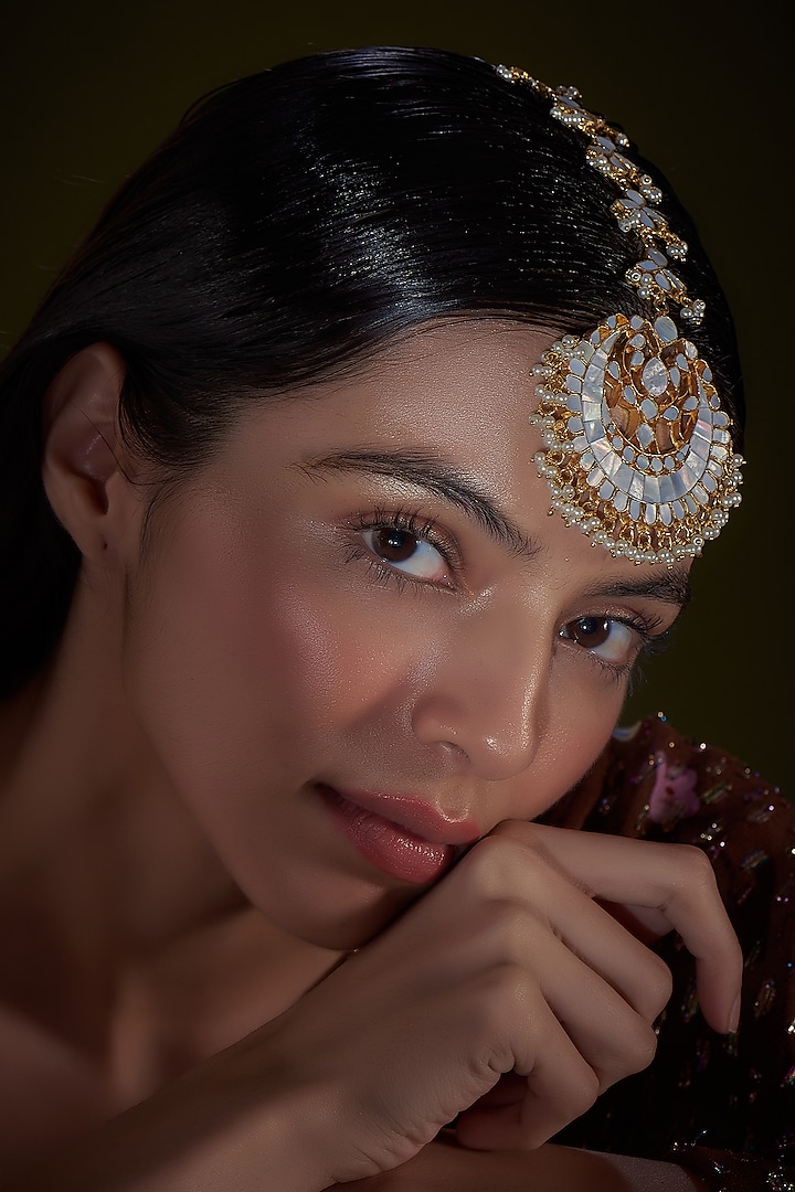 Gold Finish Kundan Polki & Mother Of Pearls Maang Tikka by Adityam Jewels at Pernia's Pop Up Shop