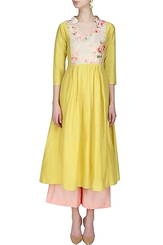 Mustard kalidaar kurta and peach straight pants set by Anshul Apoorva-The DramaQueens