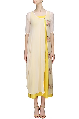 Light peach embroidered kurta with mustard inner layer by Anshul Apoorva-The DramaQueens