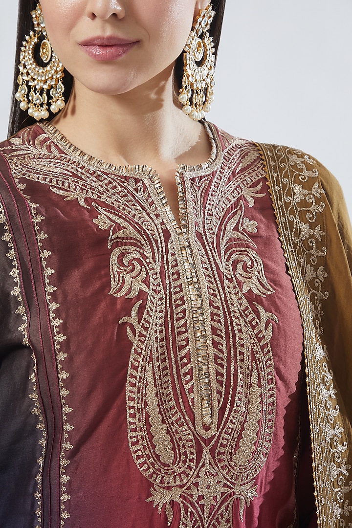Maroon Shaded Kurta Set With Embroidery by Anuradha grewal at Pernia's Pop Up Shop